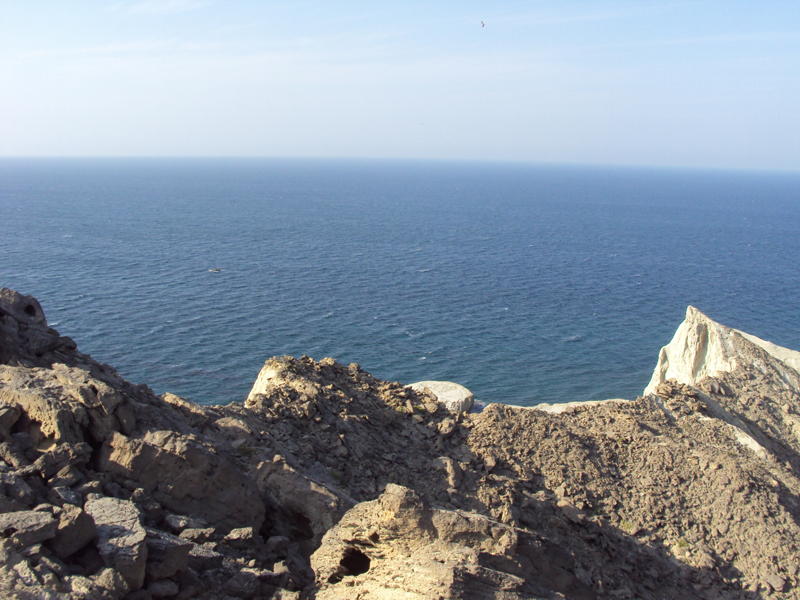 Det tørre klippelandskab og havet set fra øen