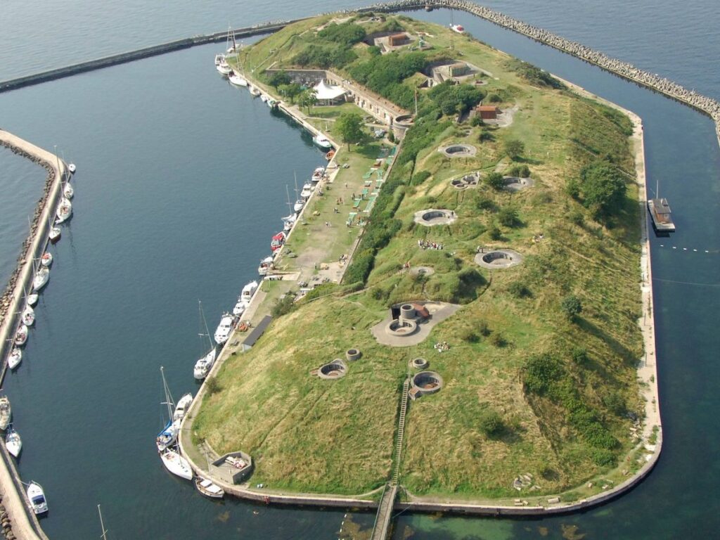 FLAKFORTET SEJLTUR5. aug 2019. Fra Brøndby Havn, Slusen, igennem Københavns Havn og ud til Øen Flakfortet. Tilbageturen gik hele vejen rundt om Amager. 6 personer