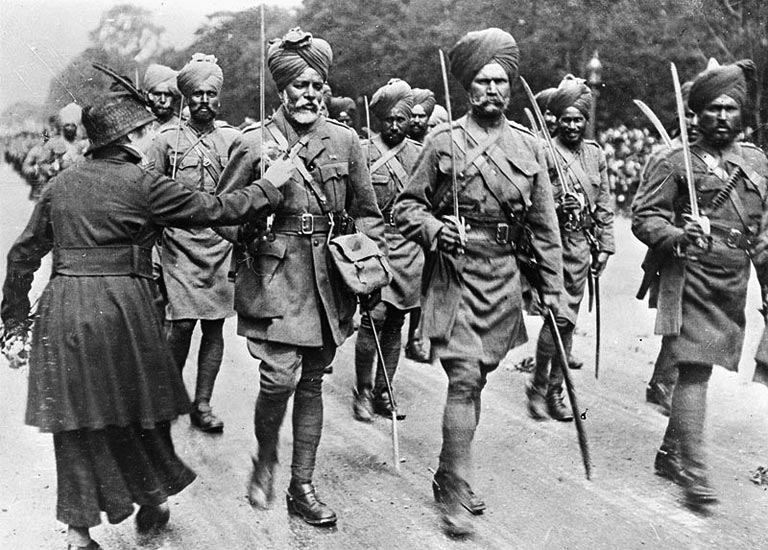 Indiske soldater marcherer under britisk kommando