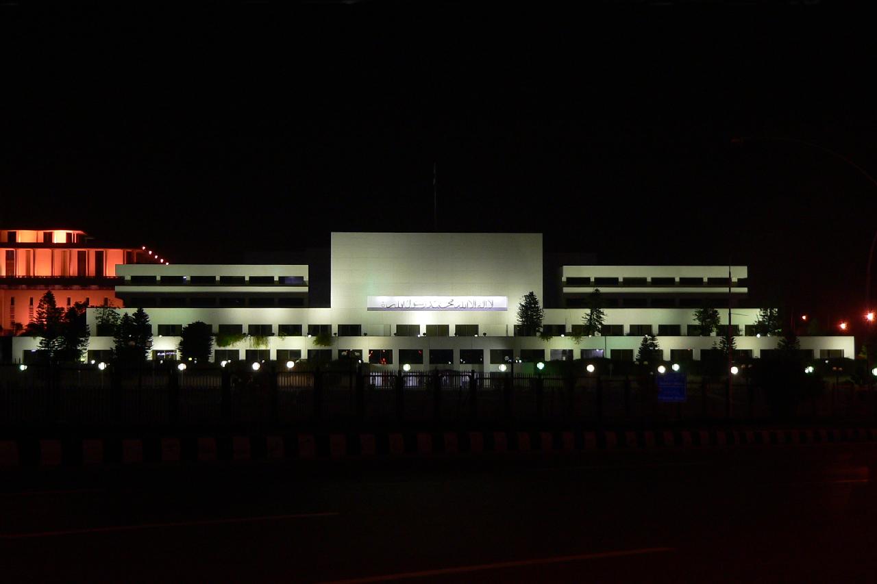 Pakistans parlament i Islamabad oplyst om aftenen
